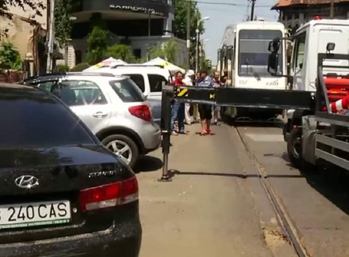 Trafic BLOCAT în centrul Bucureştiului! Un şofer a parcat maşina neregulamentar