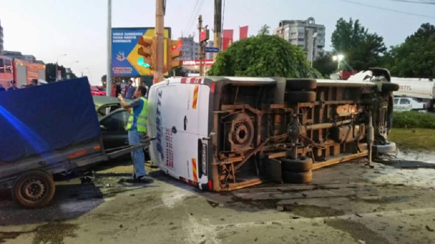 VIDEO / ACCIDENT CUTREMURĂTOR în Constanţa! 14 răniţi, după impactul violent între un microbuz şi o maşină