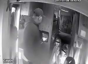 VIDEO / IMAGINI ŞOCANTE în Londra! Doi hoţi români dau buzna în rulota unei familii! Ce urmează e tulburător