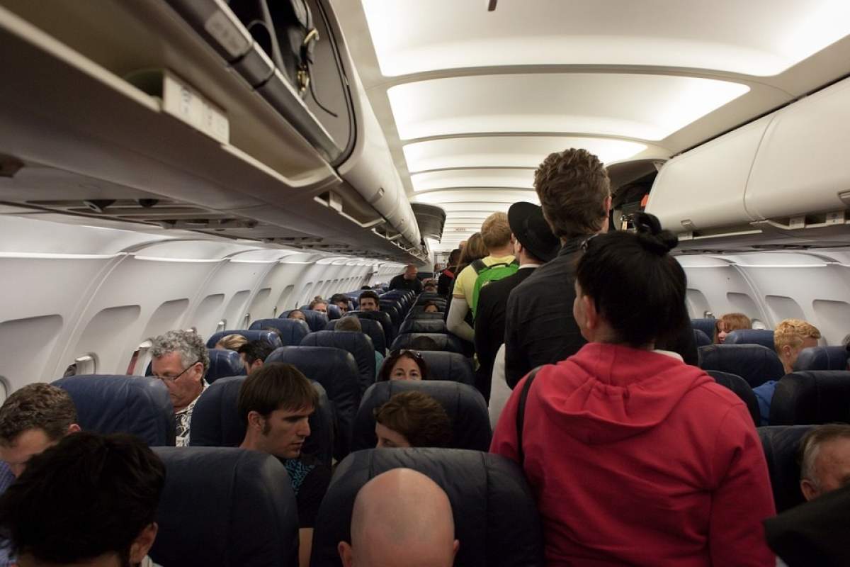 O femeie s-a trezit în avion că un bărbat se masturba lânga ea! A rămas uimită ce decizie a luat compania aeriană