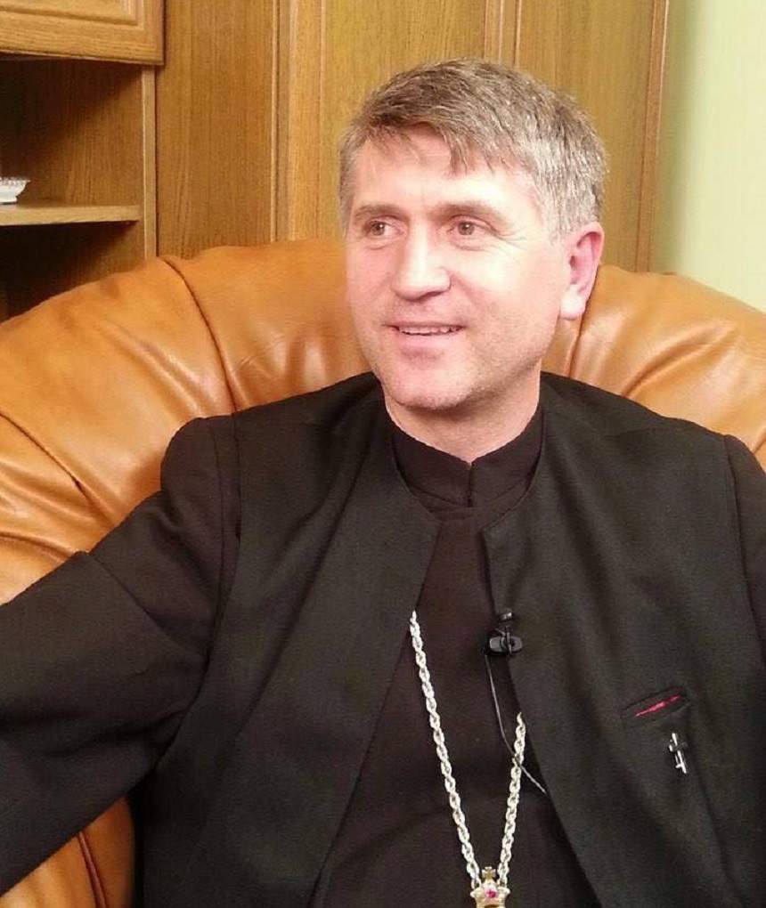 VIDEO / Un preot-călugăr, sărutat de preotul Pomohaci? "I-am spus că eu sunt infectat cu HIV"