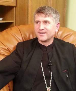 VIDEO / Un preot-călugăr, sărutat de preotul Pomohaci? "I-am spus că eu sunt infectat cu HIV"