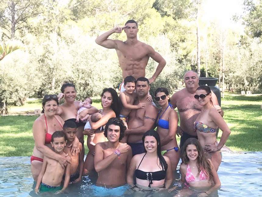 FOTO / Cristiano Ronaldo, poză cu marea lui familie! Gemenii îl fac să fie şi mai mândru