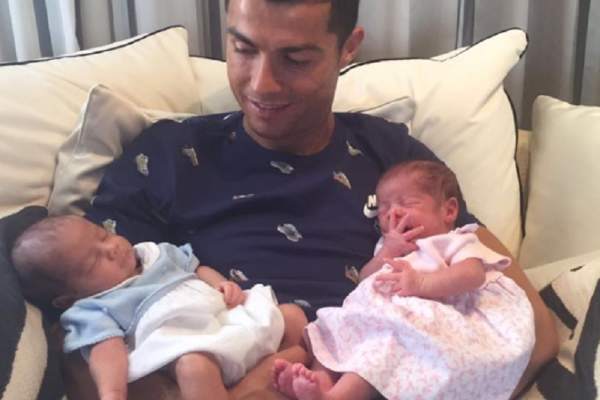 FOTO / Cristiano Ronaldo, poză cu marea lui familie! Gemenii îl fac să fie şi mai mândru