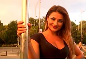VIDEO / Cea mai sexy STARoganţă! Asistenta lui Mihai Morar dansează la bară în mijlocul intersecţiei, în ploaie