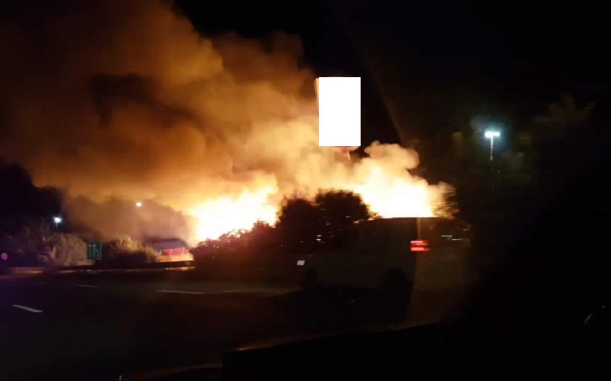 FOTO / Incendiu puternic la un supermarket din Bucureşti