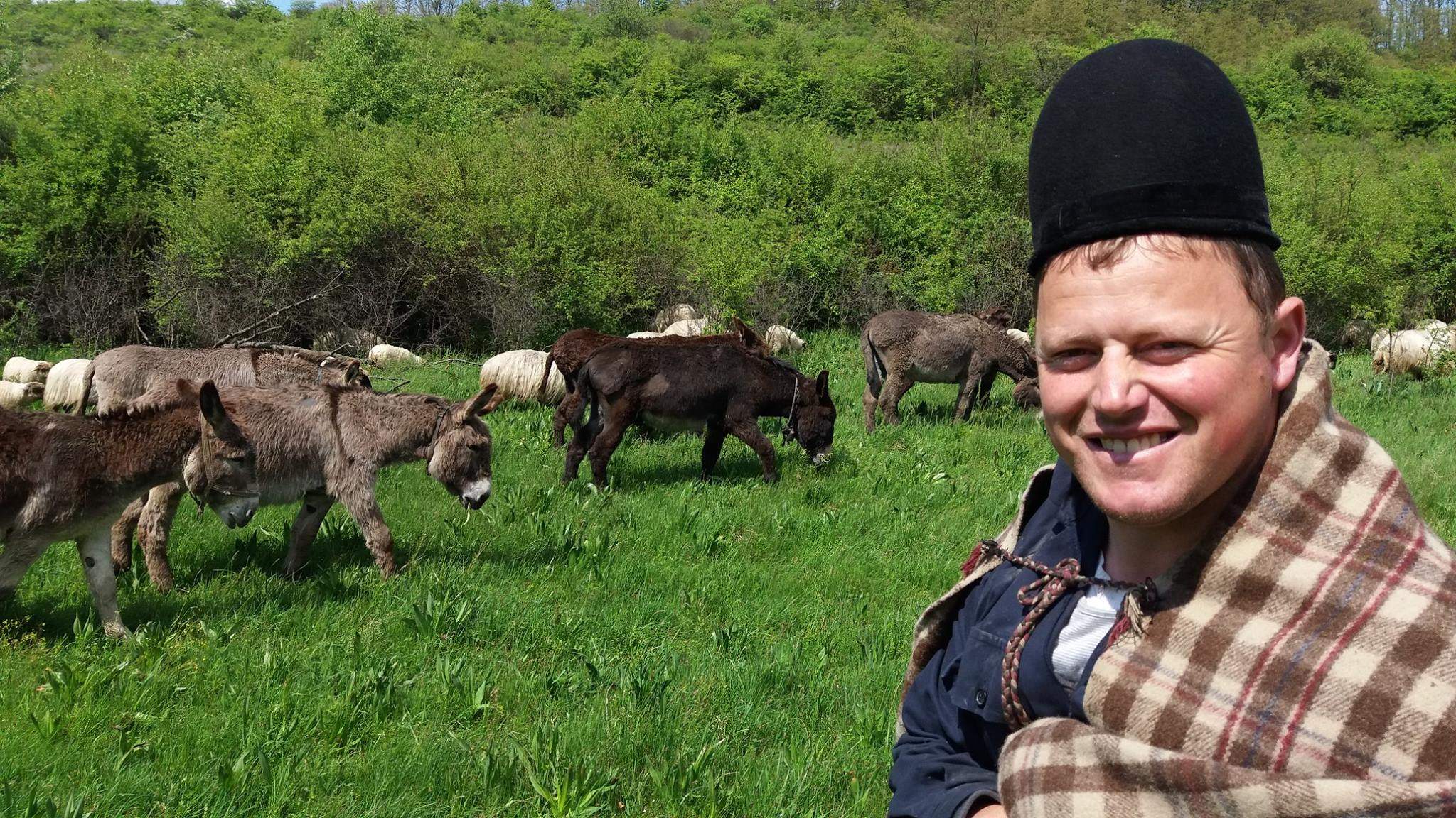 FOTO / Ce mare s-a făcut fiul lui Ghiţă Ciobanu'! "Îmi calcă pe urme"