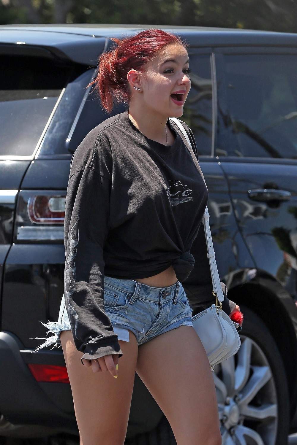 FOTO / Ariel Winter, din "Modern Family", a păţit-o. Pantalonii minusculi i-au lăsat la vedere zona intimă!