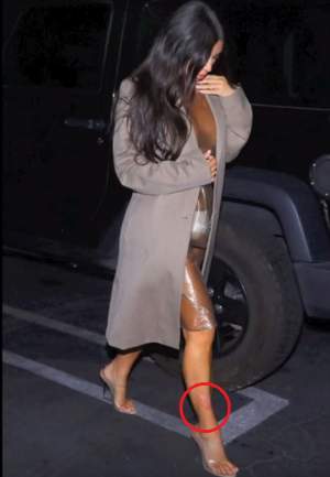 VIDEO / Kim Kardashian a îmbrăcat cea mai transparentă ţinută şi a arătat aproape tot! Ce a observat toată lumea pe pielea vedetei