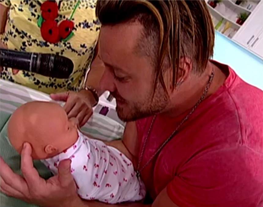VIDEO / Tavi Clonda, cu bebeluşul în braţe la TV! A demonstrat că este tăticul perfect