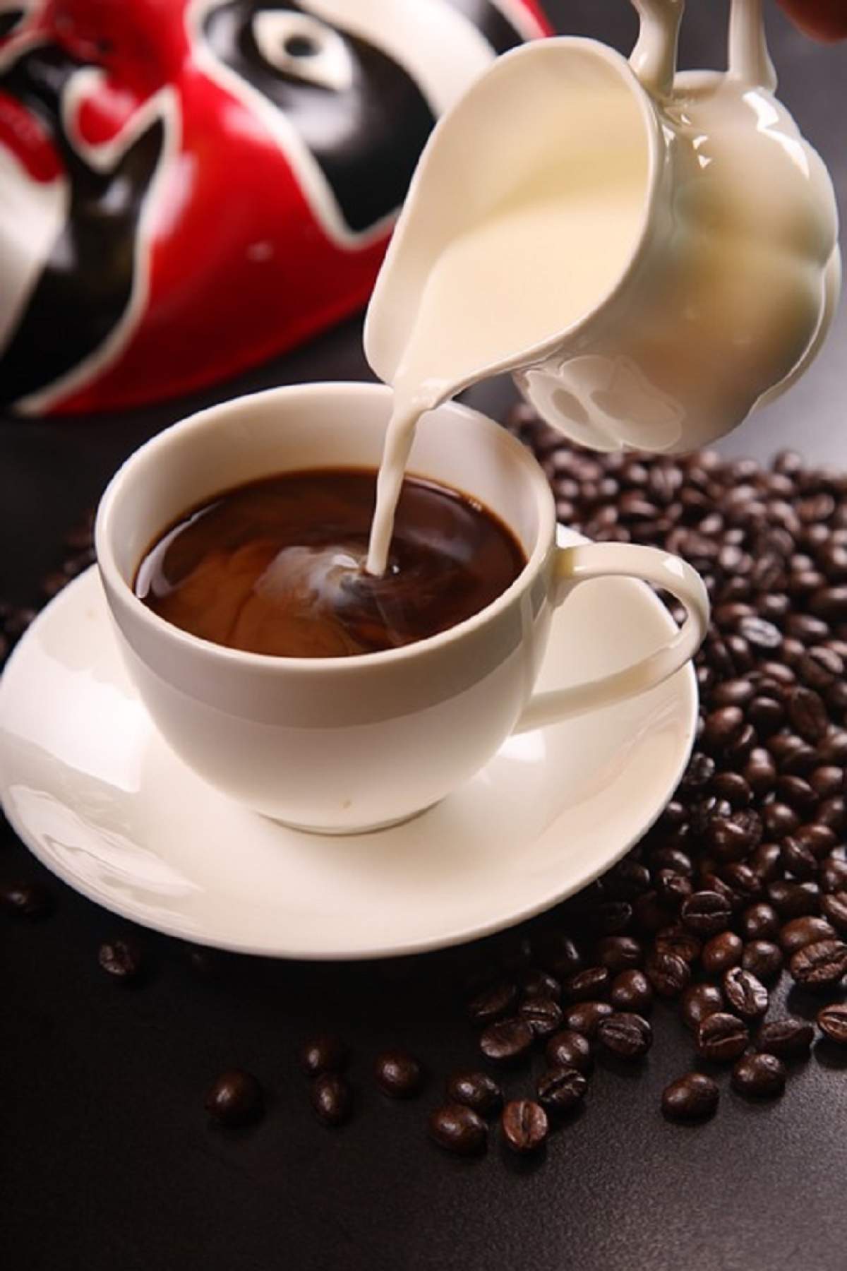 ÎNTREBAREA ZILEI: Ce se întâmplă dacă bei cafea cu lapte în fiecare zi? Poți să slăbești cu ajutorul acesteia