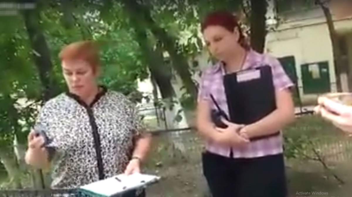 VIDEO VIRAL /  Se întâmplă în România. A fost amendată pentru că a hrănit doi pui de pisică pe trotuarul din faţa blocului