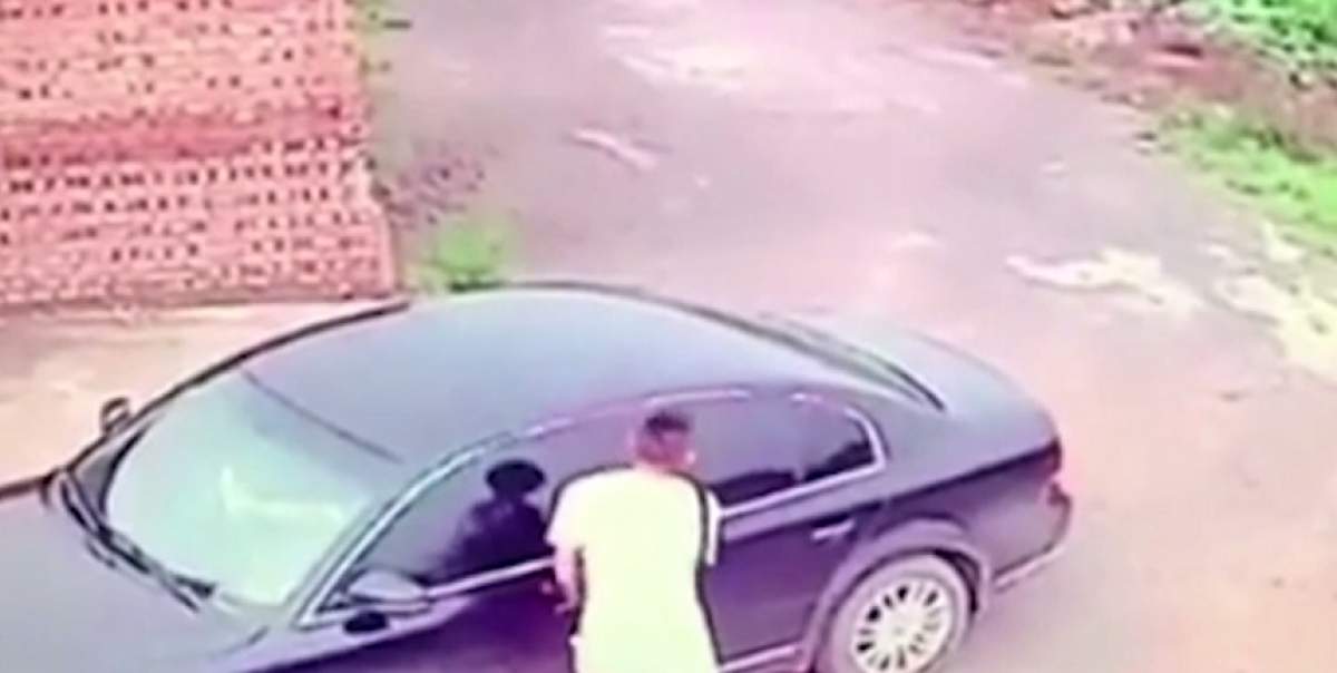VIDEO / A vrut să jefuiască o mașină, dar l-a găsit pe proprietar făcând SEX în ea!