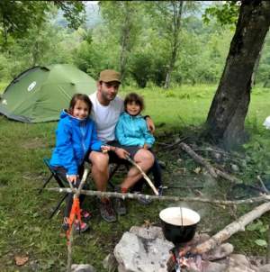 FOTO / Mihai Morar, un tătic de nota 10! Primele impresii după excursia cu cortul alături de fetiţele sale