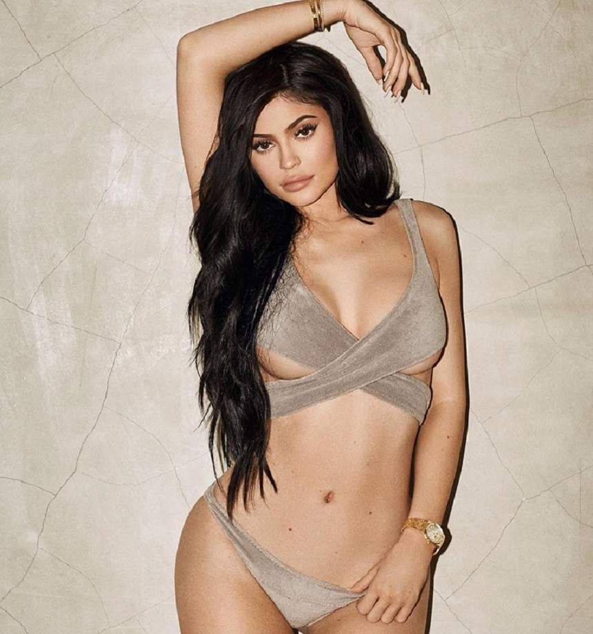 FOTO / Kylie Jenner a ajuns prea "tunată"! Nu îi mai încap sânii în costumul de baie