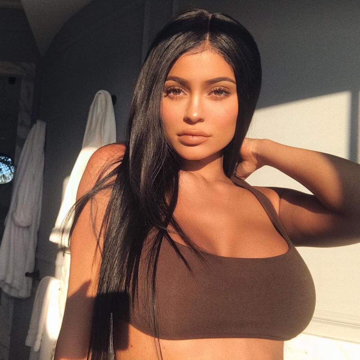 FOTO / Kylie Jenner a ajuns prea "tunată"! Nu îi mai încap sânii în costumul de baie