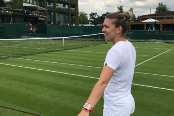 VIDEO / Simona Halep, apariţie incendiară! Şi-a aruncat hainele şi a făcut valuri la piscină