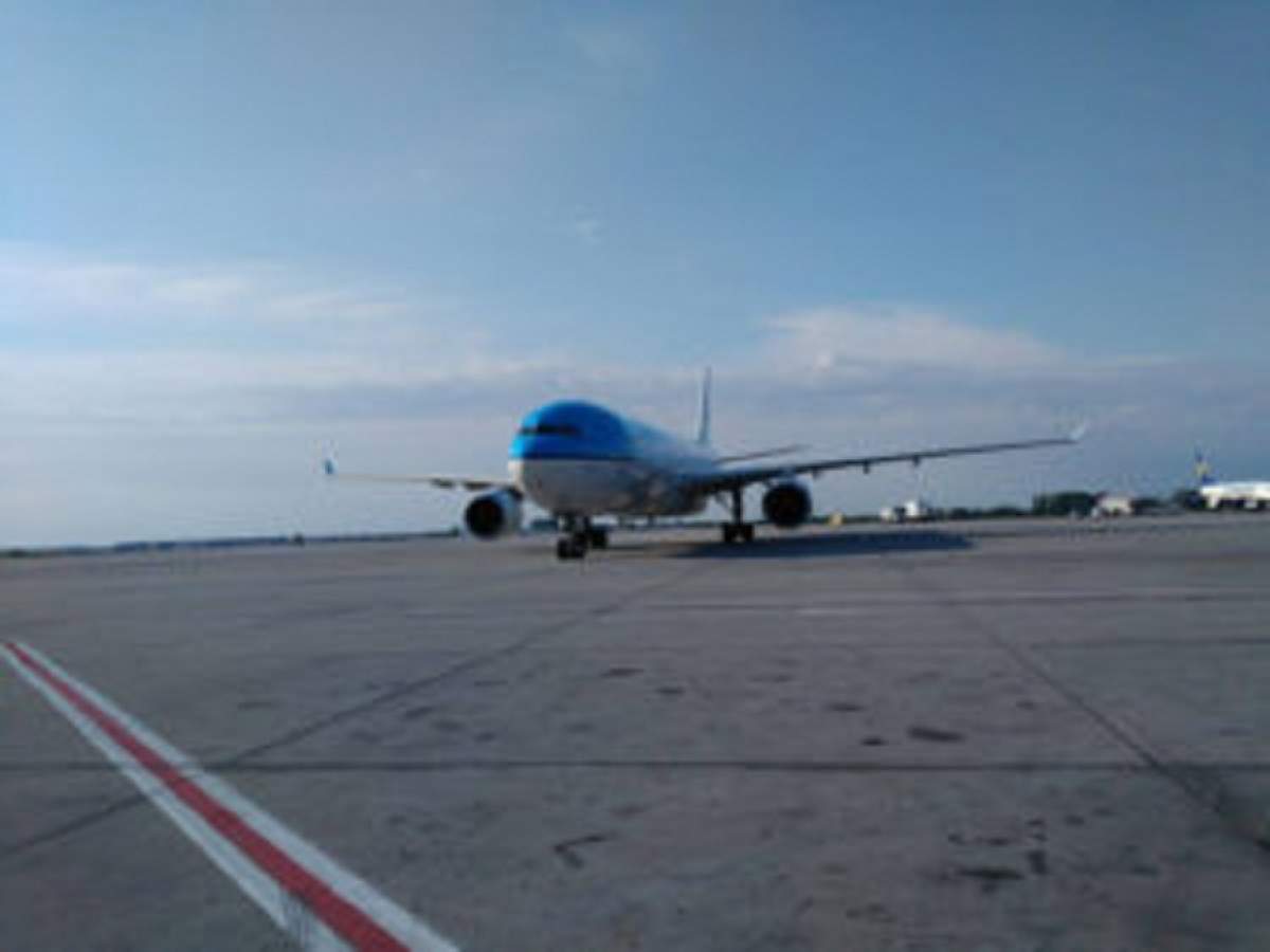 FOTO / Un avion a aterizat de urgență pe aeroportul Otopeni! La bord se aflau 298 de persoane