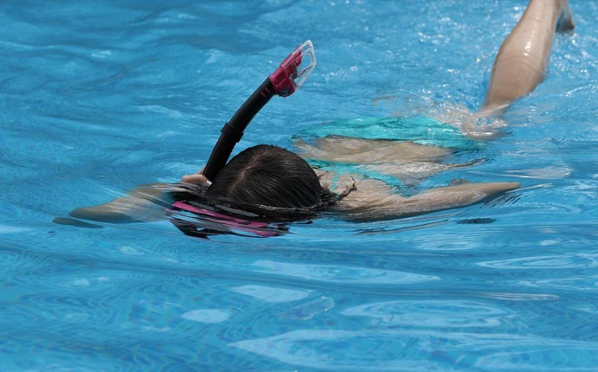Tragedie într-o familie de români din Italia! O fetiţă de 2 ani a murit înecată în piscina din plastic