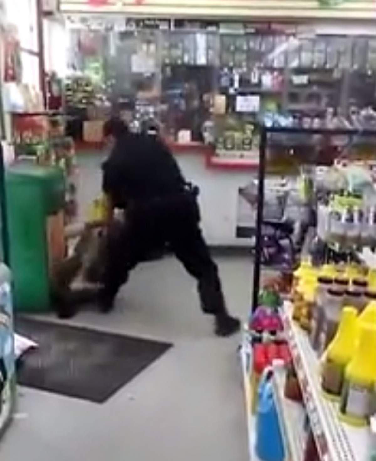 VIDEO / Un polițist lovește cu brutalitate un om al străzii! Imaginile sunt greu de privit