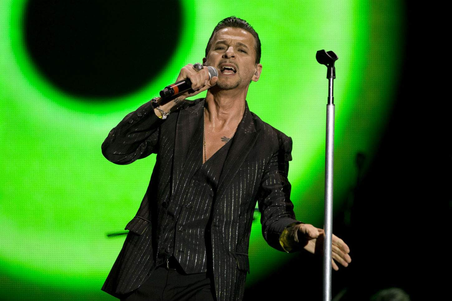 VIDEO / Solistul trupei Depeche Mode, internat de urgenţă în Belarus! Cum se simte Dave Gahan, după ce a fost anulat un concert