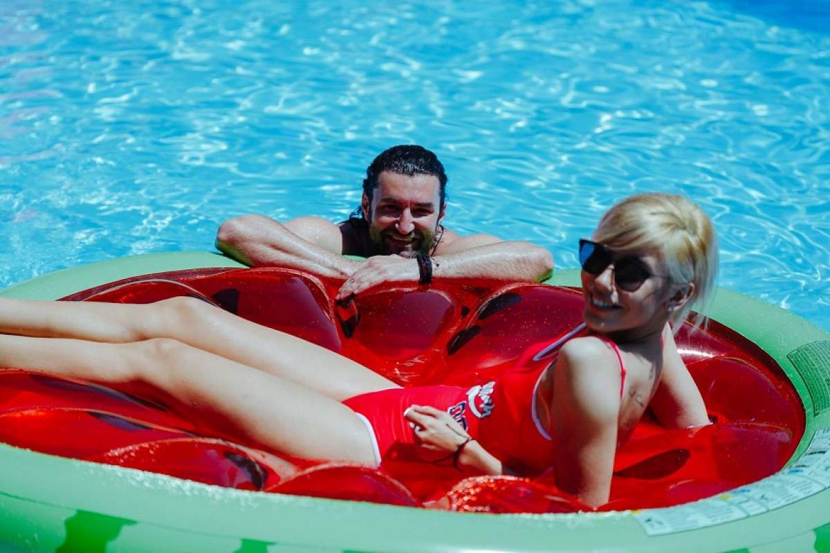 FOTO / Smiley, într-un costum de baie MINUSCUL, înconjurat de bombe sexy! E cu "bărbăţia" la vedere