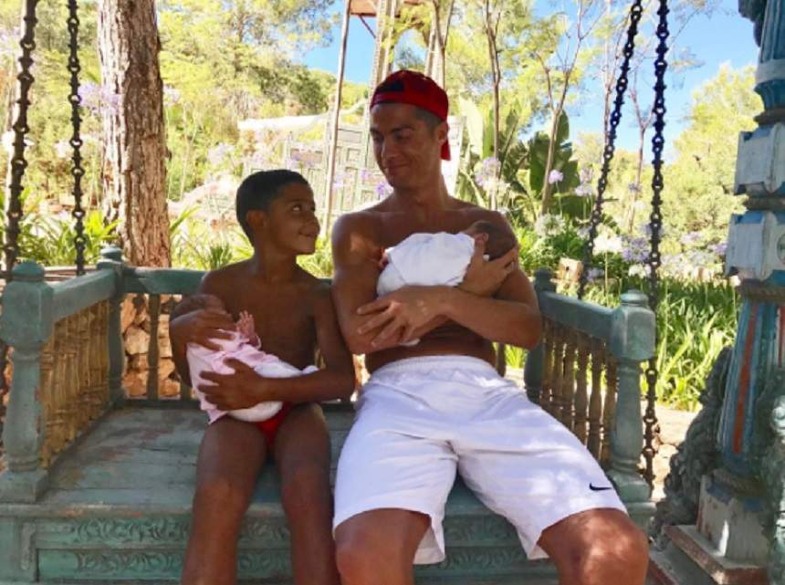 FOTO / După ce a plătit bani grei pentru gemenii săi, iubita i-a făcut marea surpriză! Cristiano Ronaldo, tată pentru a patra oară