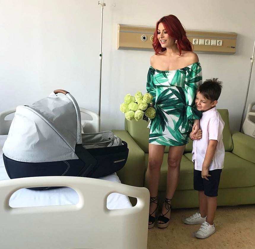 FOTO / Elena Gheorghe s-a pozat cu fetiţa ei la patru zile după ce a născut! UAU, ce tocuri înalte poartă vedeta