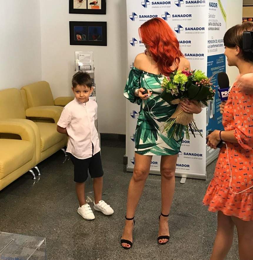 FOTO / Elena Gheorghe s-a pozat cu fetiţa ei la patru zile după ce a născut! UAU, ce tocuri înalte poartă vedeta