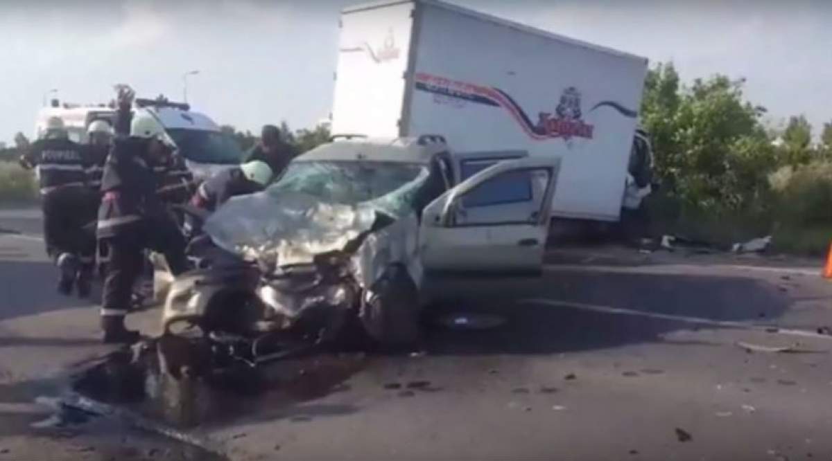 VIDEO / Accident teribil în Dâmboviţa! Sunt trei răniţi, după ce o mașină a ajuns pe contrasens și s-a ciocnit de un microbuz