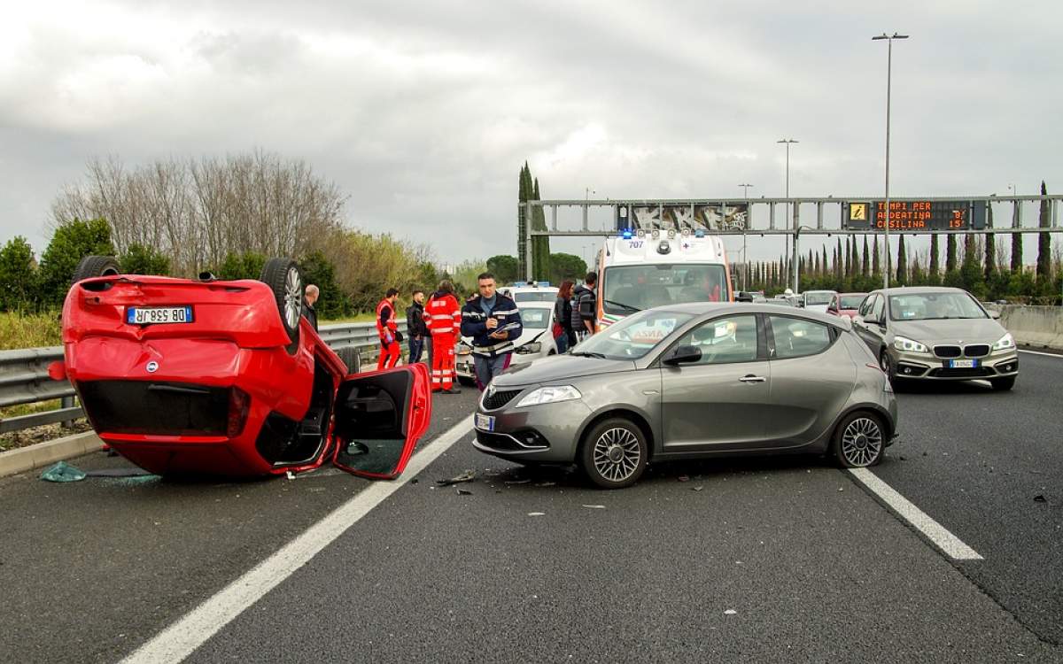 Opt oameni, printre care trei copii şi un poliţist, au fost răniţi în urma unui accident violent! Victimele, preluate cu elicopterul SMURD