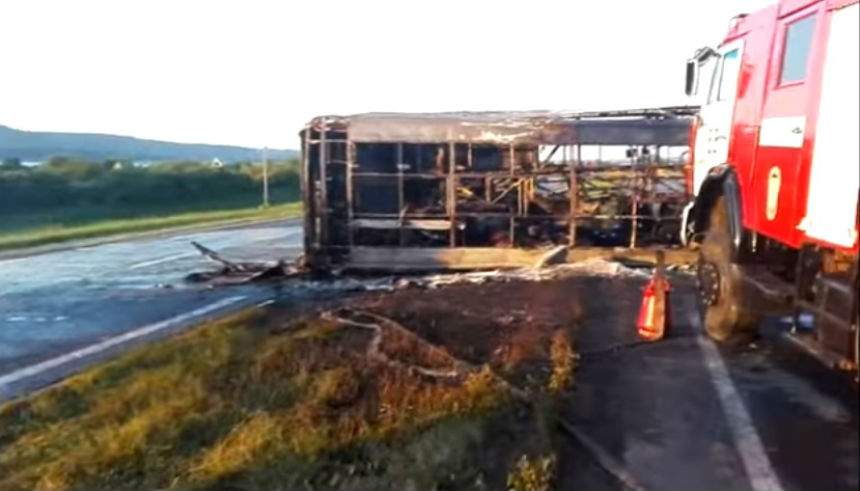 VIDEO / Tragedie fără margini pe şosea! Trei morţi şi 13 răniţi, după ce un autobuz cu pasageri s-a ciocnit cu o cisternă