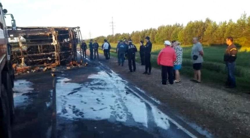 VIDEO / Tragedie fără margini pe şosea! Trei morţi şi 13 răniţi, după ce un autobuz cu pasageri s-a ciocnit cu o cisternă