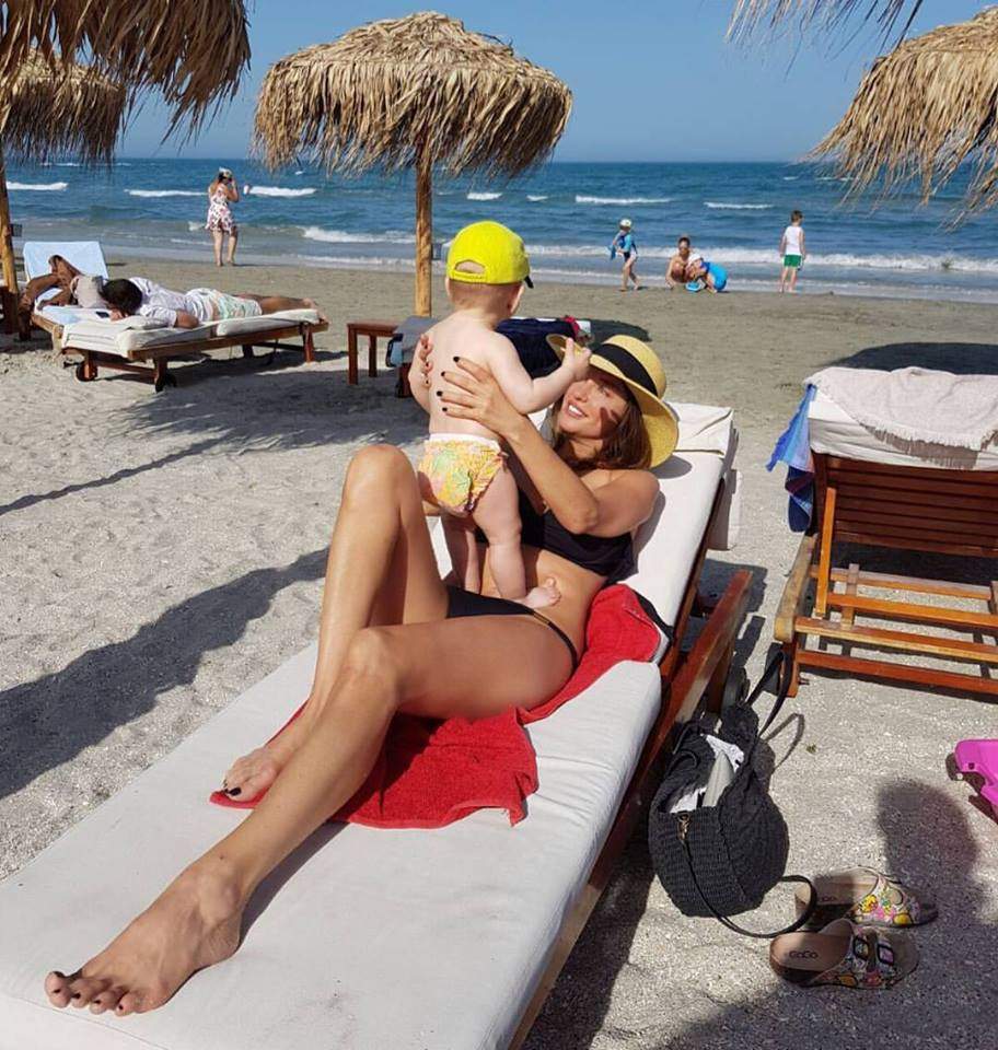 Tania Budi s-a pozat în costum de baie AŞA şi a făcut anunţul: "Babysitter". Ce întrebare o scoate din pepeni pe vedetă