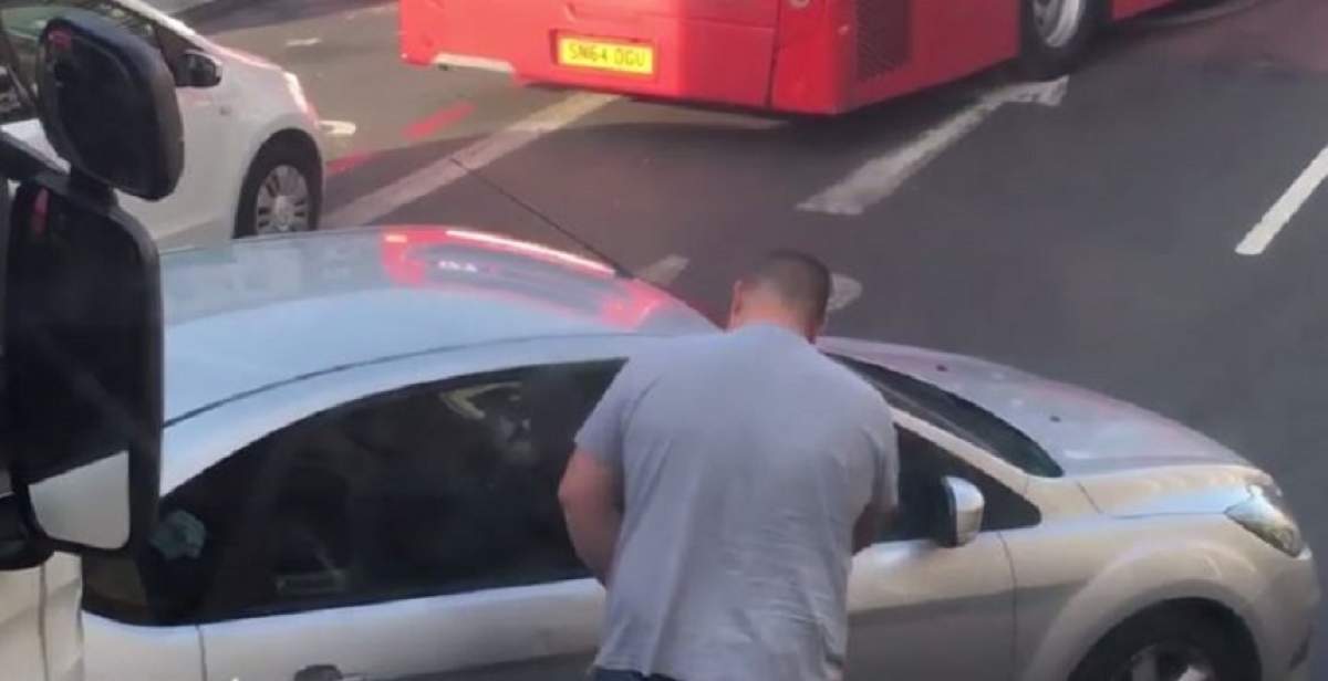 VIDEO / Doi șoferi s-au luat la bătaie în trafic! Imaginile au ajuns pe internet