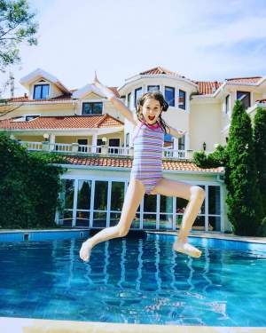 FOTO / Irina Columbeanu, petrecere cu fetele la piscină! Fata Monicăi Gabor profită la maximum de vacanță