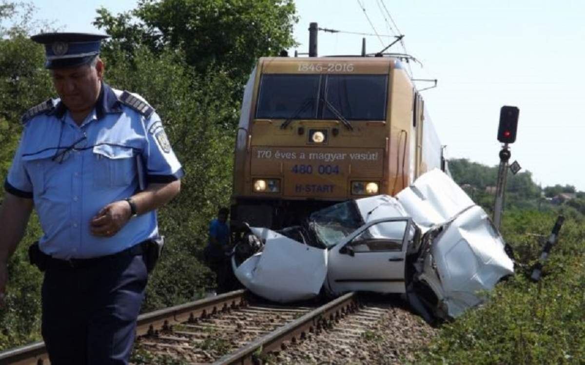 FOTO / Accident GRAV pe calea ferată! Cine sunt persoanele cunoscute care au murit pe loc şi ce au găsit poliţiştii în maşina distrusă