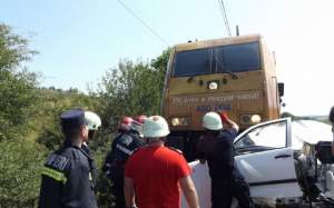 FOTO / Accident GRAV pe calea ferată! Cine sunt persoanele cunoscute care au murit pe loc şi ce au găsit poliţiştii în maşina distrusă