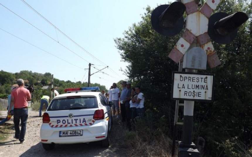 FOTO / Accident GRAV pe calea ferată! Cine sunt persoanele cunoscute care au murit pe loc şi ce au găsit poliţiştii în maşina distrusă