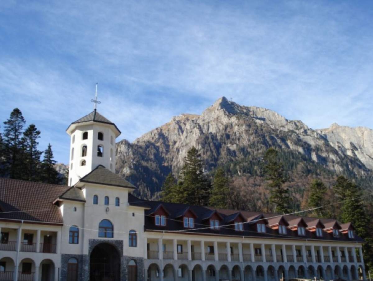 Alertă la o mănăstire din Buşteni! 35 de oameni, dintre care 10 copii, au cerut ajutorul la 112