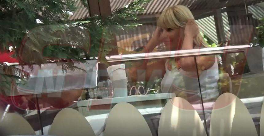 Elena Udrea, îndrăgostită ca o adolescentă! Ce a făcut, la terasă, cu iubitul ei / Video paparazzi