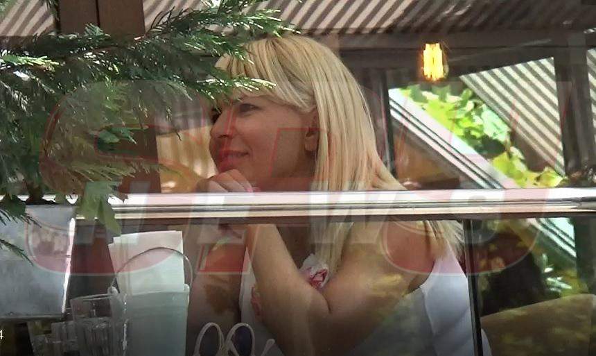 Elena Udrea, îndrăgostită ca o adolescentă! Ce a făcut, la terasă, cu iubitul ei / Video paparazzi