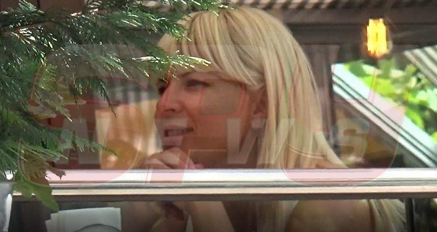 Elena Udrea, îndrăgostită ca o adolescentă! Ce a făcut, la terasă, cu iubitul ei / Video paparazzi