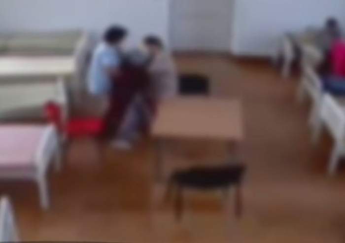 VIDEO / Imagini şocante! Pacientă bătută cu sălbăticie de către o infirmieră, într-un spital din România