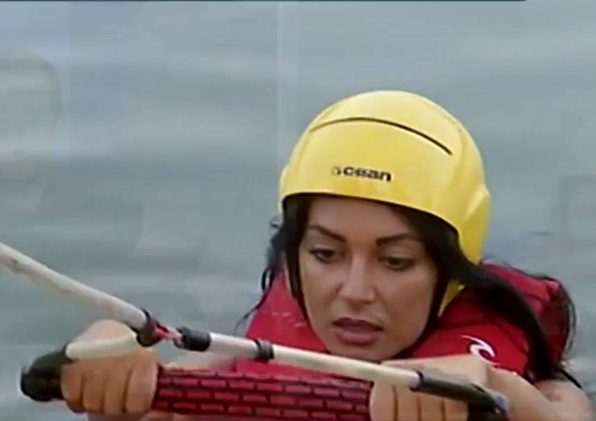 VIDEO / Elena Ionescu, senzaţii tari! Şi-a etalat corpul bine lucrat făcând "wakeboard"