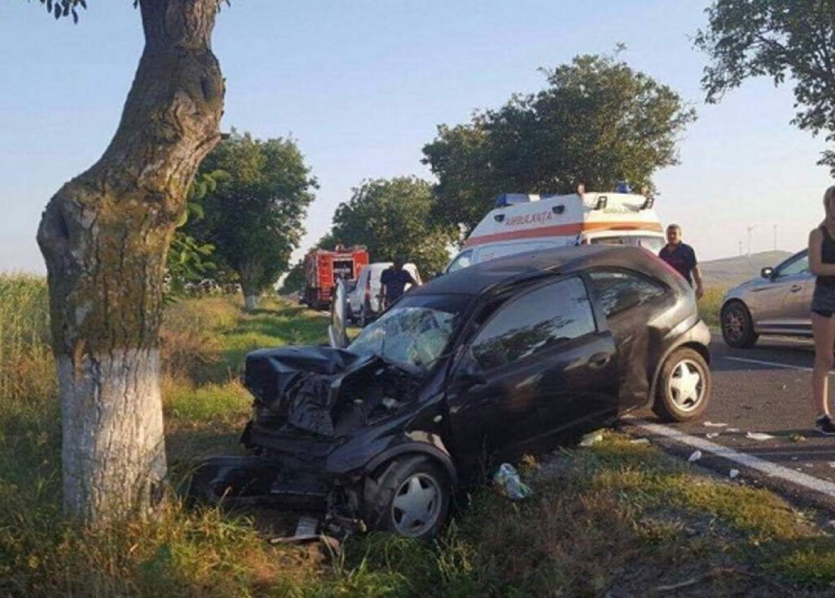 FOTO / Accident grav în Tulcea! Un autoturism s-a izbit de un copac: o persoană e în stare gravă