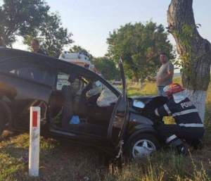 FOTO / Accident grav în Tulcea! Un autoturism s-a izbit de un copac: o persoană e în stare gravă