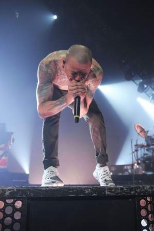 VIDEO / Chester Bennington, solistul trupei Linkin Park, s-a sinucis