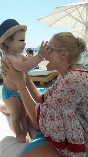 FOTO / Valentina Pelinel, la plajă cu Milan, la un an după ce a născut! Cât des schimbată este iubita lui Cristi Borcea