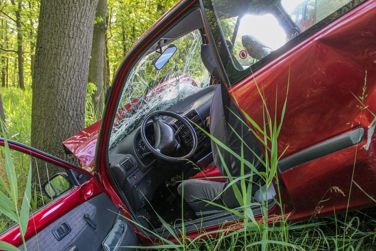 Șofer la doar 16 ani! Un tânăr din Vaslui a făcut accident pe drumul spre iubita sa